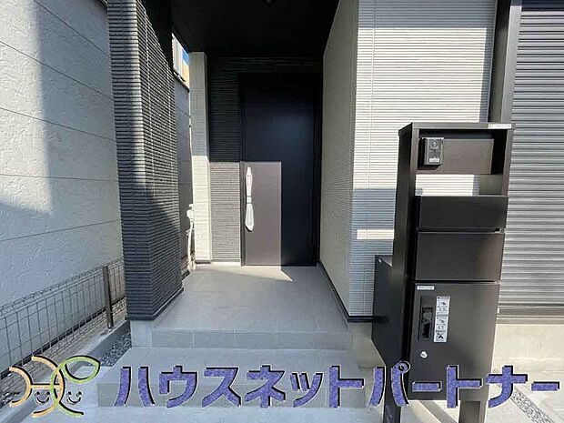 宅配ボックス。好きな時間にいつでも荷物を受取れるため、到着時間を気にして自宅で待機したり、再配達の連絡をする手間がかかりません。共働きなど不在が多い方、ネット通販の利用が多い方に大変便利。