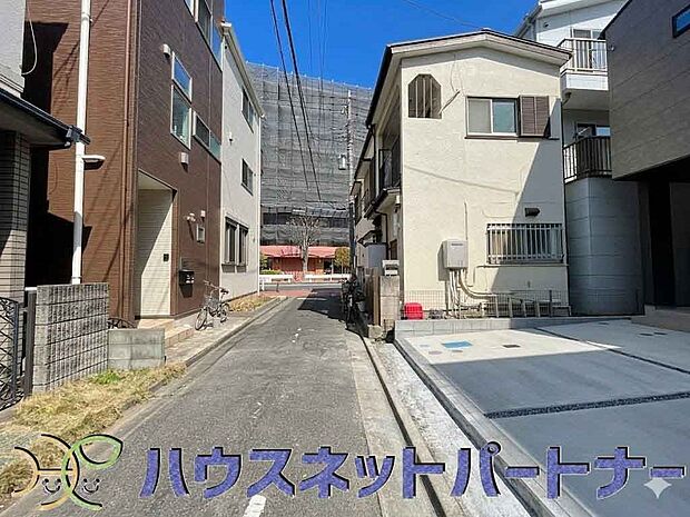 前面道路でお車を駐車するのも楽々。