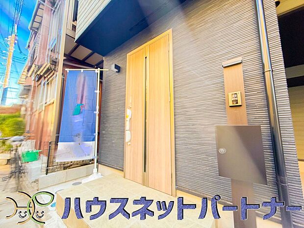 玄関の扉を開けると家族の待つお家。幸せを感じる瞬間です。