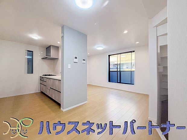 太陽の光が照らす明るいリビングは、開放感があり通風・採光に優れ、心地よい光と風が舞い込んできます。心休まるリビングは何よりも快適な時間を過ごせます。