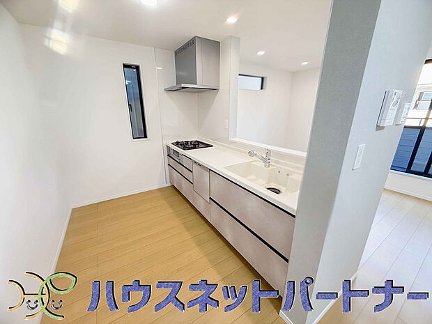 カウンターキッチンは広くて収納力もあるので、快適に料理をすることができます。食器や炊事用具を手の届くところに配置しやすいため調理もスピーディーです。