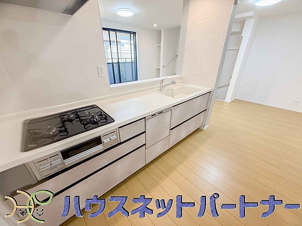 三口コンロで料理の幅を拡げてくれる使いやすいシステムキッチンを採用。洗い場も大きいので野菜や食器を洗ったりする際にも捗り、奥様の強い味方となってくれるはずです。