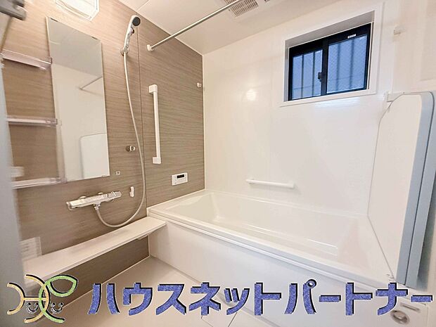 明るい作りの浴室は心も体もリフレッシュさせてくれます。窓もあるので湿気を外へ逃がすことも出来ます。