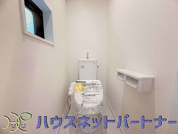 小窓を設置する事により明るく、通気性の良いトイレとなっております。中はゆとりのある大きさを確保しておりますので、ゆったりとお使い頂けます。