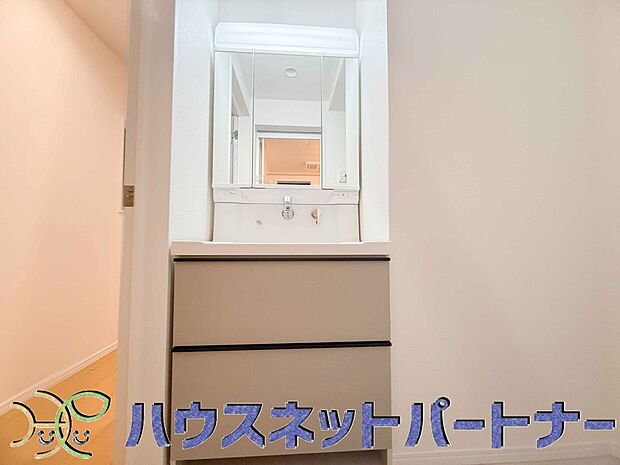 大きく見やすい三面鏡で清潔感ある洗面台は、身だしなみチェックや肌のお手入れに最適です。何かと物が増える場所だからこそ、スッキリと見映えの良い空間に拵えました。