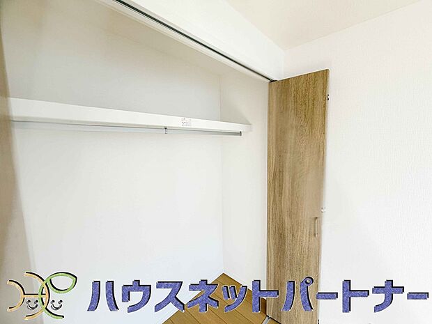 壁面クローゼットのメリットは、衣類が横一列に並ぶためひと目で洋服が選びやすいこと。衣類をたくさんお持ちの方も、限られたスペース内に無理なく収納することができます。