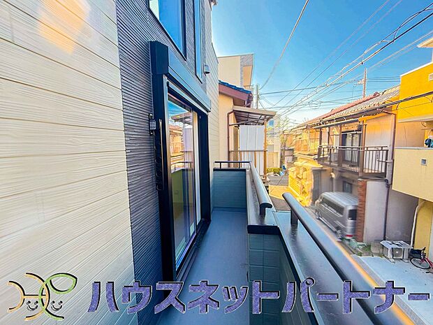 青い空が近くに感じるバルコニーは、爽やかな風をお部屋へ運んでくれます。