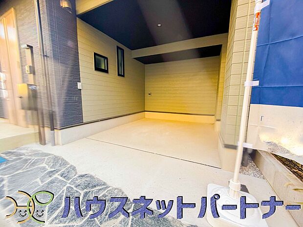 ビルトインガレージは、車がきれい。ビルトインガレージなら「野ざらし、雨ざらし、吹きさらし」になりません。汚れやいたみは減り、車の掃除もラクになります。