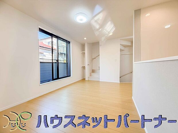 リビングは、食事スペースと寛げる場所設けてもまだ余裕の広さ。明るい光が照らしてくれます。