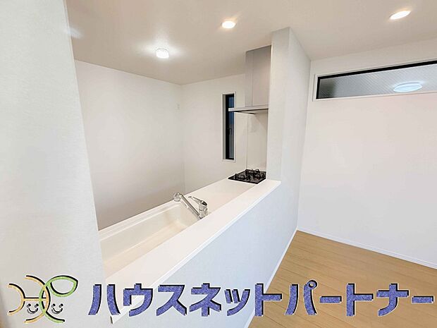 キッチン吊戸棚を無くす事によって、コミュニケーションを重視した設計に致しました。区画によって変わる一体感を、実際にご覧になって頂けましたらと思います。 