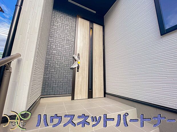 玄関前に季節のお花を置いて可愛く演出してみてはいかがですか。楽しいお家造りが待っています。