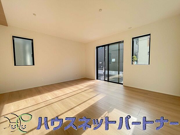 通風・採光に優れ、心地よい光と風が溢れています。 贅沢で豊かな居住性と、プライドを満たすクオリティが見事に調和した住空間。新築ならではの快適なひとときをご体感頂ける筈です。