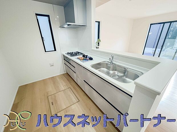 カウンターキッチンは広くて収納力もあるので、快適に料理をすることができます。食器や炊事用具を手の届くところに配置しやすいため調理もスピーディーです。