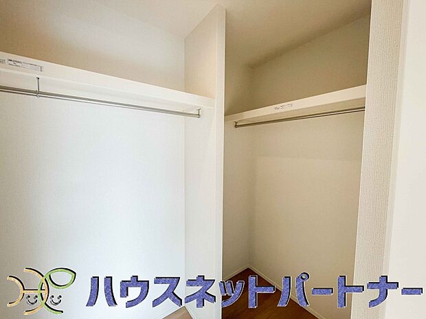 ウォークインクローゼットのメリットは、衣類の他、バッグやアクセサリーなど、身につけるものを一部屋に集めて管理できること。必要なときに見つけやすいです。