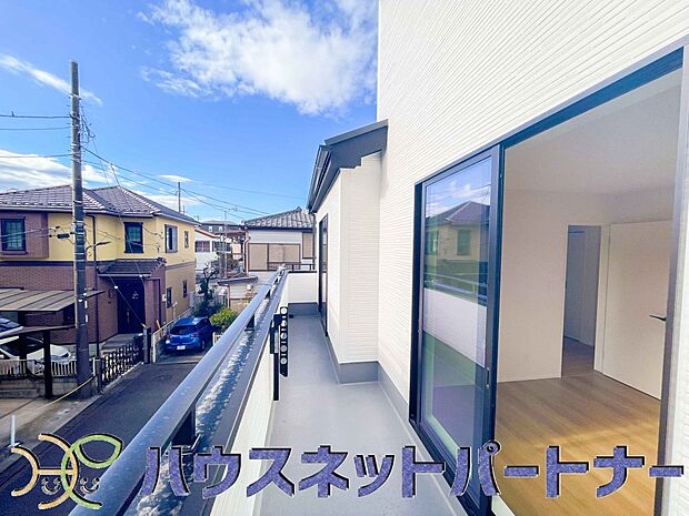 青い空が近くに感じるバルコニーは、爽やかな風をお部屋へ運んでくれます。