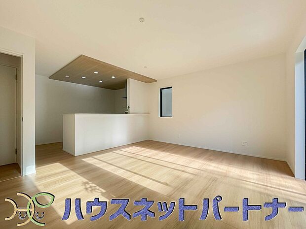 リビングは、食事スペースと寛げる場所設けてもまだ余裕の広さ。明るい光が照らしてくれます。