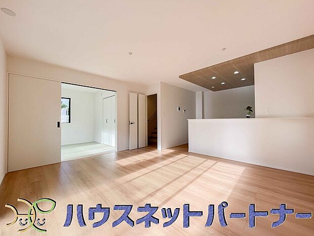 忙しい朝でも家族揃って食事をして頂ける、ゆとりある大きさのダイニングスペース。奥様の手料理をカウンター越しに受けとって頂き、テーブルで囲む素敵な時間を存分にお愉しみ下さい。