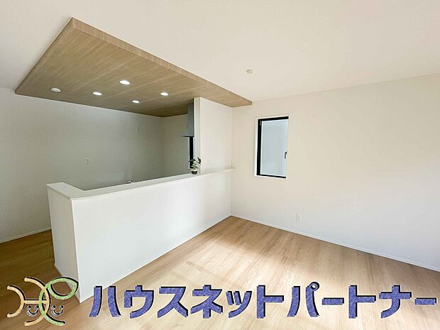 忙しい朝でも家族揃って食事をして頂ける、ゆとりある大きさのダイニングスペース。奥様の手料理をカウンター越しに受けとって頂き、テーブルで囲む素敵な時間を存分にお愉しみ下さい。