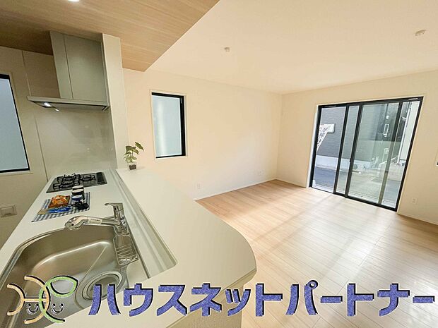 お子様の宿題を見守ったり、料理を運んでもらったり、お子様のお手伝いにも繋がりますね。