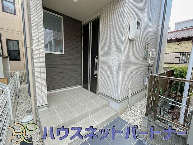 玄関の扉を開けると家族の待つお家。幸せを感じる瞬間です。