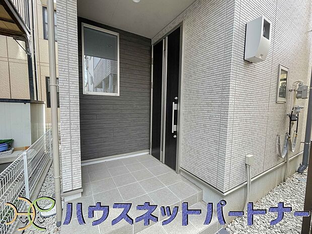 玄関の扉を開けるとそこは家族の待つお家。笑い声が聞こえてきそう。