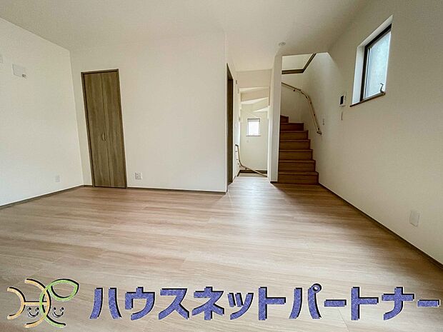 太陽の光が照らす明るいリビングは、開放感があり通風・採光に優れ、心地よい光と風が舞い込んできます。心休まるリビングは何よりも快適な時間を過ごせます。