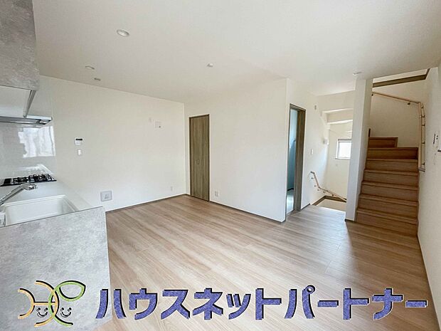 階を移動する際にリビングを通る、リビングイン階段。自然なかたちで家族が集まるため、お子様の個室が1階や3階にある場合でも、毎日の挨拶や会話が増えやすくなります。