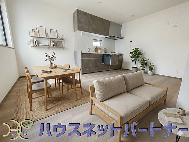 インテリアショップで見掛けた「あの家具」も置ける、ゆったりとした空間。時に広さが上質な寛ぎの時間になる事も。