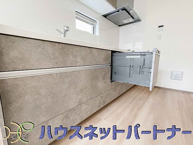 ビルトイン食器洗乾燥機完備。家事のお手伝いをしてくれる奥様の味方です。食器を洗っている間にお掃除など、様々なシーンで家事の時短に役立つ食洗機。省スペースのビルトインタイプを採用致しました。