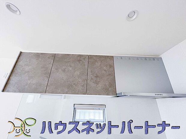 キッチンの吊り戸棚は貴重な収納スペース。棚からさっと調理器具を出せるのはとても便利です。また、見た目以上に大容量ですので上手に使いこなすと収納力が格段にアップします。