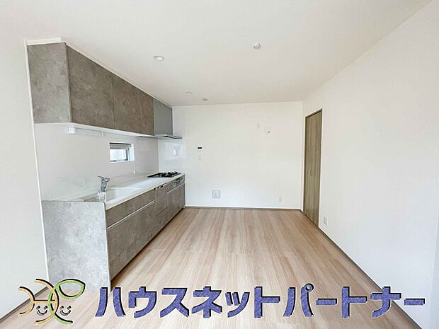 明るい自然光が入る作業スペースを多くとった壁付けキッチン採用。夫婦揃ってキッチンに立っても調理がしやすく、家事をしながら会話も弾みます。食器類もすっきりと片付く収納力。