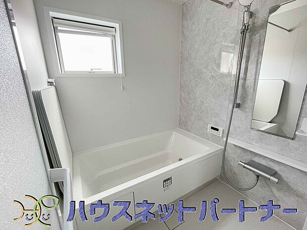明るい作りの浴室は心も体もリフレッシュさせてくれます。窓もあるので湿気を外へ逃がすことも出来ます。