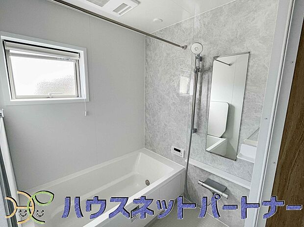 全身浴と半身浴ができる高い機能性と、満水容量を削減して水道・光熱費を節約しました。デザインとエコ性能を両立させた、これからのスタンダード浴槽です。