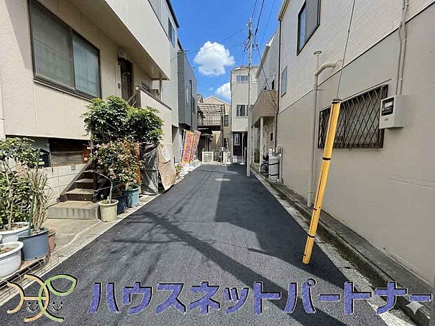 前面道路でお車を駐車するのも楽々。