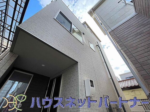 街に溶け合う美しい景観と、採光や風通しを考えて設計された間取り。近隣の視線を考え調整した窓位置など、外観だけでなく、住まうご家族の心地よさを最優先しました。