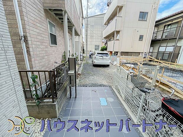 上質感漂う玄関へのアプローチ。