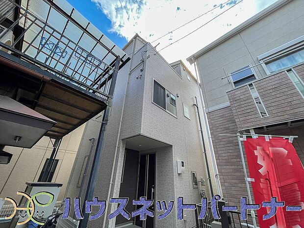 堂々たる趣ながら、主張し過ぎずどこか余裕を感じさせるシャープなフォルムで佇む邸宅は、晴天の空と照らし合わせる事で、本来あるべき完成形の姿を見せてくれます。