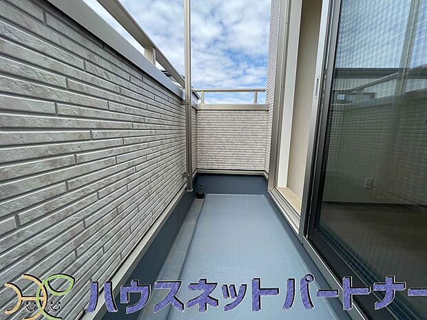 青い空が近くに感じるバルコニーは、爽やかな風をお部屋へ運んでくれます。