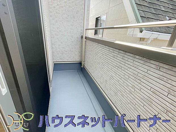 青い空が近くに感じるバルコニーは、爽やかな風をお部屋へ運んでくれます。