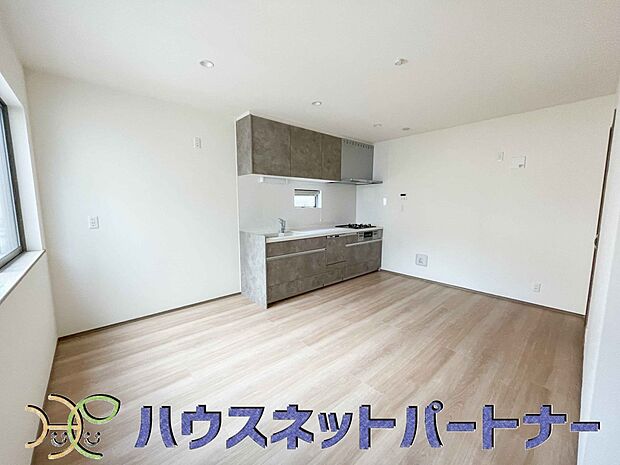 リビングは、食事スペースと寛げる場所設けてもまだ余裕の広さ。明るい光が照らしてくれます。