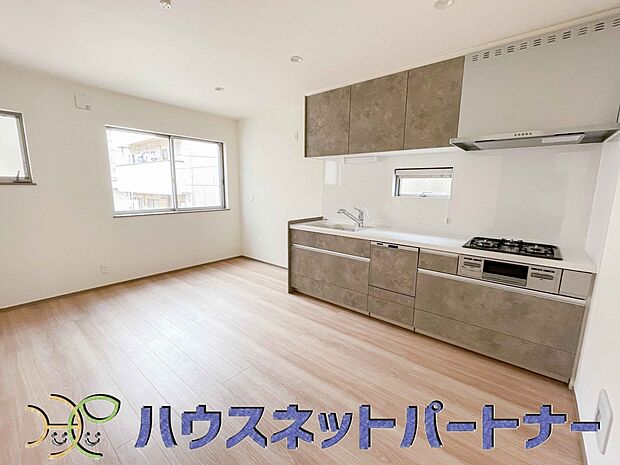 明るく開放的なダイニング。家族とのコミュニケーションが取りやすく、みんなの笑顔が溢れます