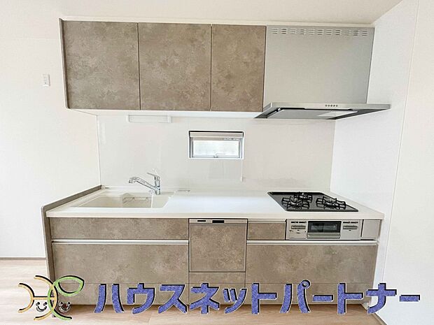 食洗機完備なので冬場の冷たい洗い物や忙しい主婦だからこそ食洗機をかけてる間に他の家事をこなすこともできちゃいますね。