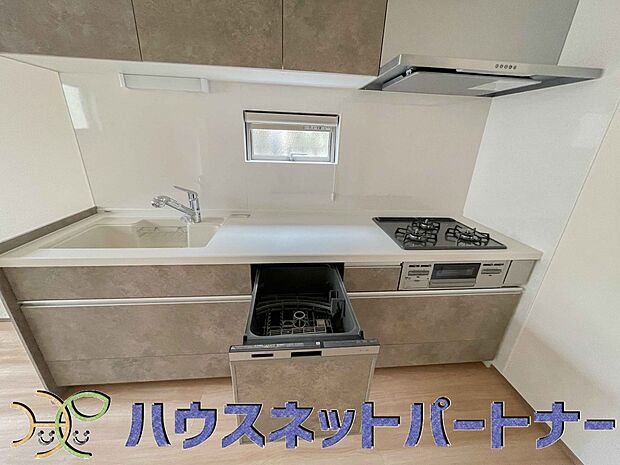 人工大理石のワークトップやシンクは、水を流しただけできれいになったように見えます。白いキッチンは明るく清潔感があり、とっても素敵です。