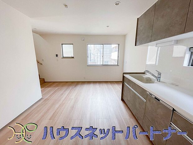 リビングにテーブルを置いて、寛げるソファーを置いても余裕の広さがあります。