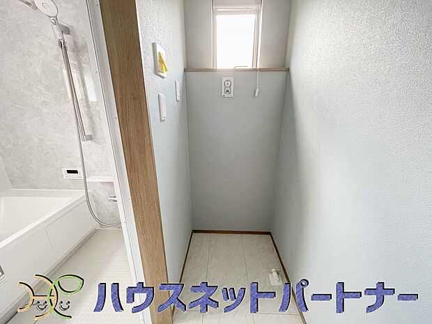 毎日使う洗濯機。しっかりと奥行きのある置き場が確保されています。