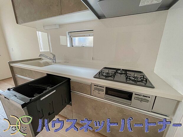 三口コンロで料理の幅を拡げてくれる使いやすいシステムキッチンを採用。洗い場も大きいので野菜や食器を洗ったりする際にも捗り、奥様の強い味方となってくれるはずです。