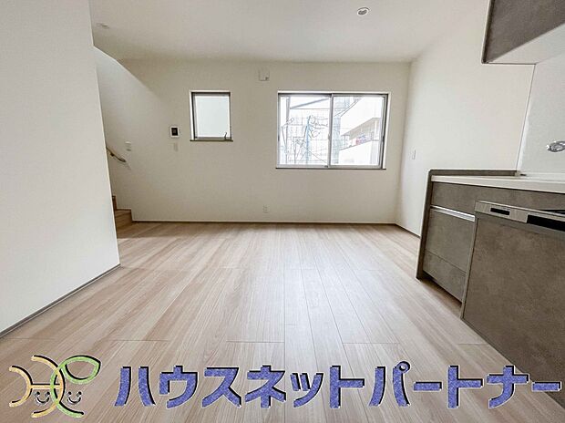 リビングにテーブルを置いて、寛げるソファーを置いても余裕の広さがあります。