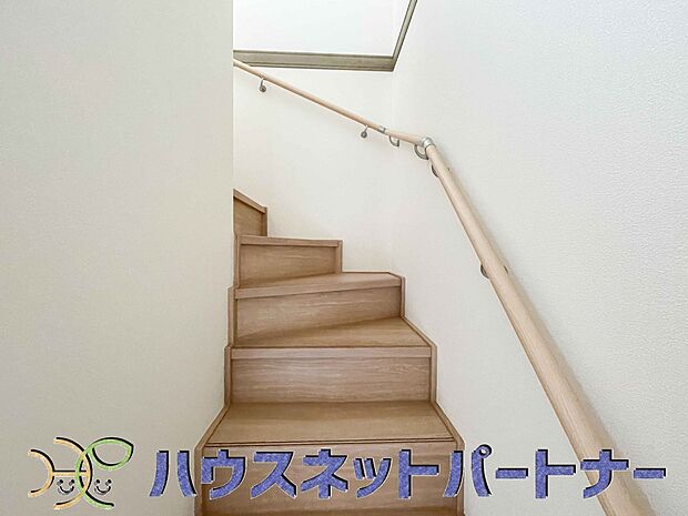 手すりがないと階段の昇り降りで危険なことはもちろん、壁に手をつきながら歩くことで壁紙が汚れやすくなります。すべての方に安心して昇り降りしていただくため、手すりを設置しました。