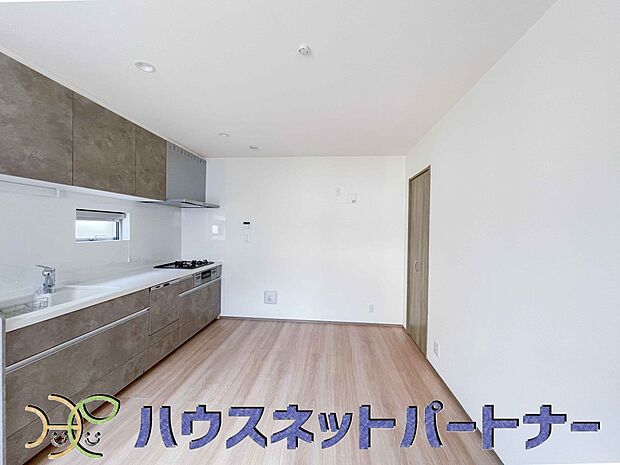 カウンターキッチンは広くて収納力もあるので、快適に料理をすることができます。食器や炊事用具を手の届くところに配置しやすいため調理もスピーディーです。