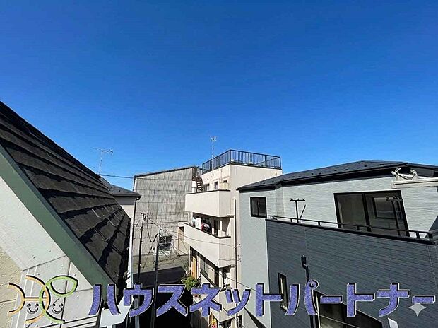周辺は高い建物が無く、解放感が感じられます。